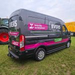 busbelettering op donkere ondergrond